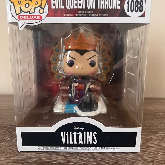 Funko Pop! Deluxe Evil Queen on Throne - Picture 1 of 4